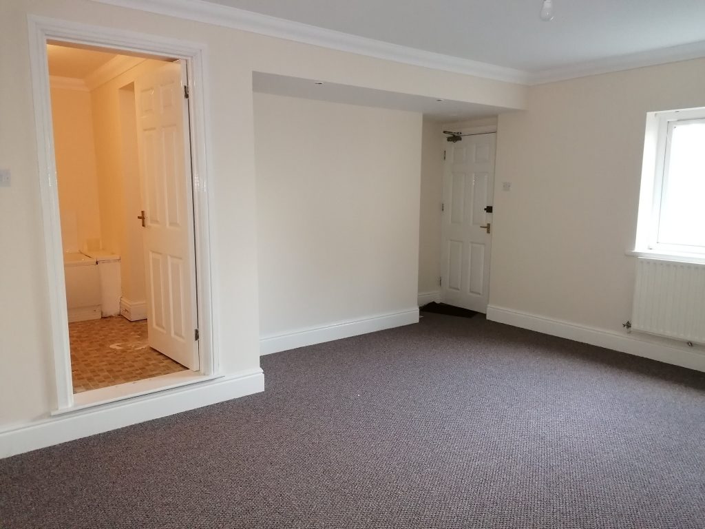 Ty Nyddfa Lodge empty room with en-suite