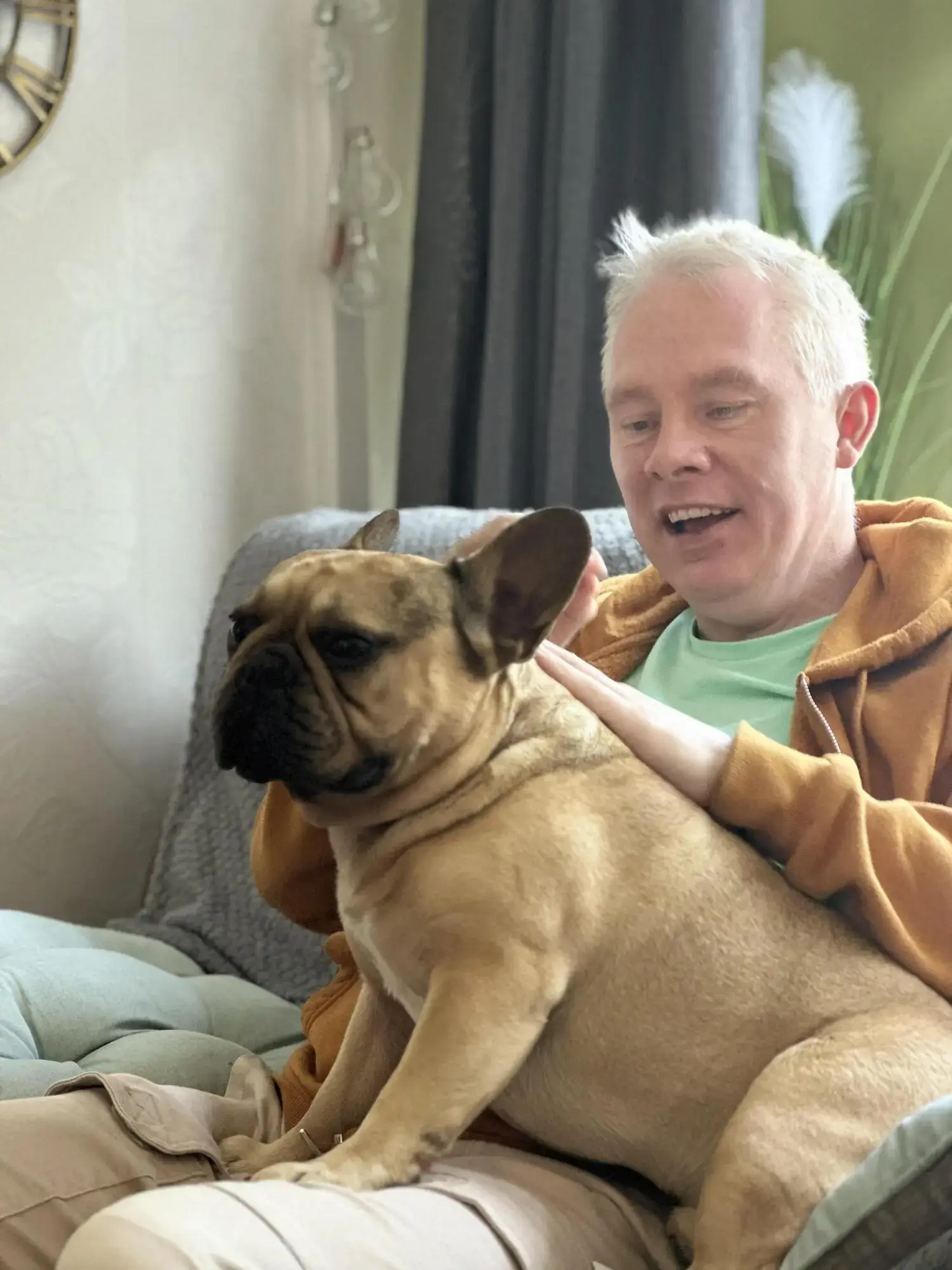 4) Lifestyle image of someone relaxed in their home 4) Lifestyle image of someone relaxed in their home